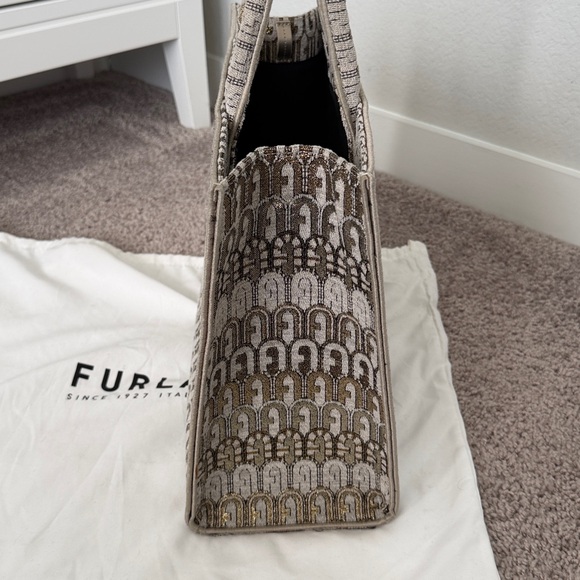 Furla Opportunity large tote bag - gold arch logo pattern - Picture 9 of 10